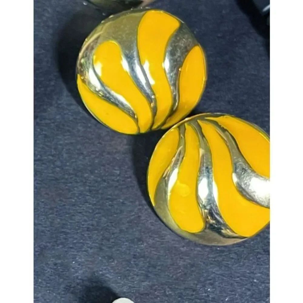 Vintage 80s Chunky Gold Yellow Enamel Round Stud Earrings 0.75in